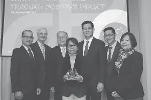  ??  ?? Balanga officials receive Palladium Balanced Scorecard award in London on March 21: (from left) Balanga Office for Strategy Management head Edmer Fabian; Palladium founder and Balanced Scorecard creator Robert Kaplan; Philippine Ambassador to the UK...