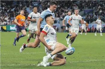  ?? PHOTOSPORT ?? Shaun Stevenson clutches his hamstring as he scores the Chiefs’ opening try in their win over the Waratahs in Sydney on Friday night.