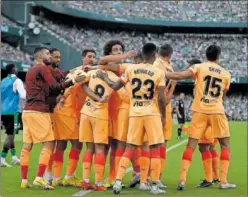  ?? ?? Los jugadores del Atlético celebran el primer gol de Griezmann al Betis.