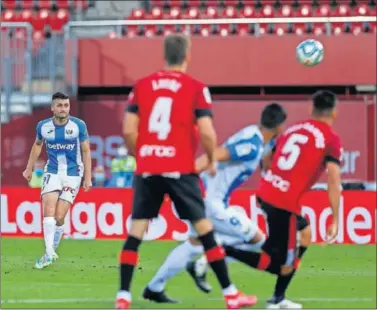  ??  ?? Óscar Rodríguez ejecuta la falta directa para firmar el 1-1 en el Visit Mallorca Estadi.