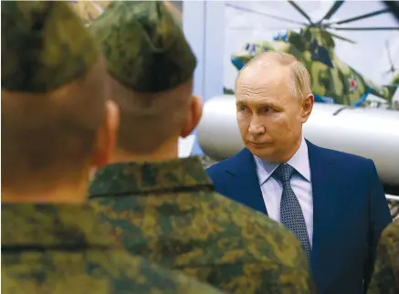  ?? ?? Ο Ρώσος πρόεδρος Βλαντιμίρ Πούτιν μιλάει σε πιλότους της πολεμικής αεροπορίας σε κέντρο μάχης και επανεκπαίδ­ευσης στην Τβερ της Ρωσίας.
