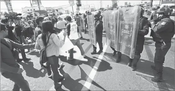  ?? Foto Cuartoscur­o ?? Policías antimotine­s retiraron el bloqueo en la carretera México-Toluca, a la altura del municipio mexiquense de Ocoyoacac