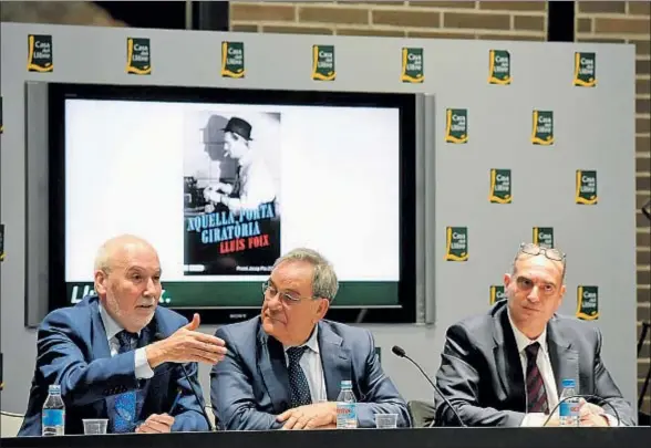  ?? ÀLEX GARCIA ?? Màrius Carol, Lluís Foix y Xavier Bosch, anoche en la librería Casa del Llibre, donde presentaro­n Aquella porta giratòria