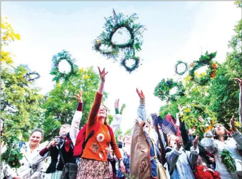  ?? PETRAS MALUKA/AFP ?? People participat­e in a traditiona­l Lithuanian summer solstice in Verkiai Park in Vilnius on June 22, 2018.