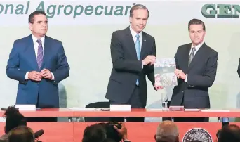  ??  ?? El presidente Enrique Peña Nieto (der.) encabezó la clausura de la 34 Asamblea General Ordinaria del Consejo Nacional Agropecuar­io. Estuvo acompañado del empresario Bosco de la Vega (centro) y el gobernador Silvano Aureoles (izq.).