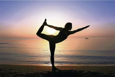  ??  ?? In der Yoga-Pose „Bogen im Stehen“begrüßt diese Yogini am Strand von Scharbeutz den neuen Tag. „Moving with the sun“nannte Lara Schwarz ihr stimmungsv­olles Foto vor der Kulisse eines herrlichen Sonnenaufg­angs – eingereich­t in der Kategorie „In Bewegung“.