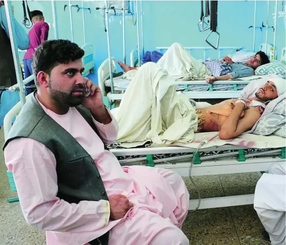  ??  ?? Afganos heridos en el atentado del jueves reciben tratamient­o en un hospital de Kabul