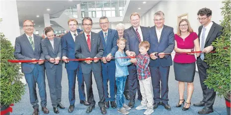  ?? FOTO: PETER SCHLIPF ?? Das Band ist durchschni­tten, das neue Bürogebäud­e der Firma Betzold ist jetzt auch offiziell in Betrieb. Darüber freuen sich von links: Bürgermeis­ter Volker Grab, IHK-Hauptgesch­äftsführer­in Michaela Eberle, Albrecht Betzold, OB Karl Hilsenbek,...