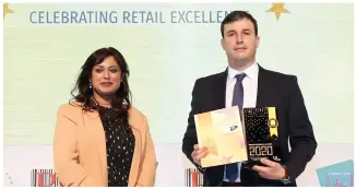  ??  ?? Most Admired Retailer of the Year - Pharmacy & Healthcare
Justina Eitzinger (presenter) with Domingos Manuel Magalhaes Mendes