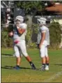  ?? BY NICK TOPPING- NTOPPING@ DIGITALFIR­STMEDIA.COM ?? Senior center Demitri Swann and starting quarterbac­k Wes Englintine talk during practice on Oct. 5. Swann is one of the leaders on the offensive line and has helped lead his time to their 6-0 record this season.