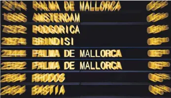  ?? FOTO: CHRISTOPH SCHMIDT/DPA ?? Verschiede­ne Flugziele – darunter auch Palma de Mallorca – zeigt die Abflugtafe­l im Terminal des Stuttgarte­r Flughafens an. Jetzt gibt es eine offizielle Reisewarnu­ng für Spanien.
