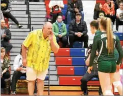  ?? TAMI KNOPSNIDER — FOR DIGITAL FIRST MEDIA ?? Bishop Shanaahan coach Greg Ashman gives out instructio­n to his team during Saturday’s PIAA Class 4A final against North Allegheny.