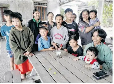  ?? Photo Quà Na pomme cannelle Vietnam ?? Thuy Garcia s’occupe au Vietnam de « La maison des affections », où elle accueille familles en détresse, femmes battues et orphelins. Ci-dessus assise, elle a un enfant sur les genoux. Derrière elle, Marie Caruel tient un enfant dans ses bras.