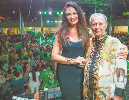  ?? LEANDRO RIBEIRO ?? LUIZA BRUNET posa ao lado do presidente da Imperatriz, Luizinho Drumond, um dos responsáve­is pela volta dela para a Sapucaí descendênc­ia é indígena. O lugar que vou sair é maravilhos­o. Eu amo a escola. Cris é uma madrinha perfeita para Imperatriz. Ela...