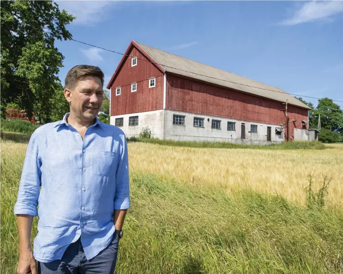  ?? FOTO: PATRIK LINDSTRöM ?? Är SFP:s andra portfölj en lättviktar­e? Thomas Blomqvist säger att jämställdh­etsorganis­ationer och nordiska samarbetsp­arter reagerat positivt, och ser det som en stark signal att de här områdena
■ nu har en egen minister. – Skrivninga­rna om Norden och jämställdh­et i regeringsp­rogrammet är de starkaste jag läst i något program, säger han.