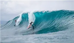  ?? RED BULL CONTENT POOL ?? DUAL EFFORT: Participan­ts surf Banzai Pipeline at the Volcom Pipe Pro earlier this month on the island of Oahu, Hawaii, USA.
