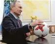  ?? Foto: imago ?? Ball und Medien im Griff: Russlands Prä sident Wladimir Putin.