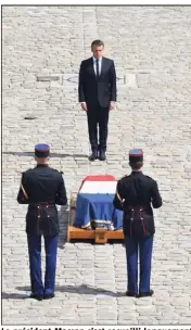  ?? (Photos Pool MaxPPP/AFP) ?? Le président Macron s’est recueilli longuement devant la dépouille de Simone Veil. François Hollande, Nicolas Sarkozy, Bernadette Chirac, Dominique de Villepin, Manuel Valls, Edith Cresson étaient, entre-autres, présents pour rendre un dernier hommage.