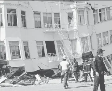  ?? Otto Greule Jr. Getty Images ?? FIREFIGHTE­RS STAND outside a building in San Francisco’s Marina district that failed in the 1989 Loma Prieta earthquake. Los Angeles hopes to follow San Francisco’s lead in upgrading “soft-story” buildings.