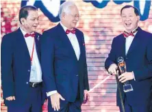  ??  ?? Danny Tan (right) with his Malaysian Fujian Outstandin­g Entreprene­ur Award presented by Najib on Friday. Looking on is Federation of Hokkien Associatio­ns Malaysia president Tan Sri Khoo Chai Kaa.