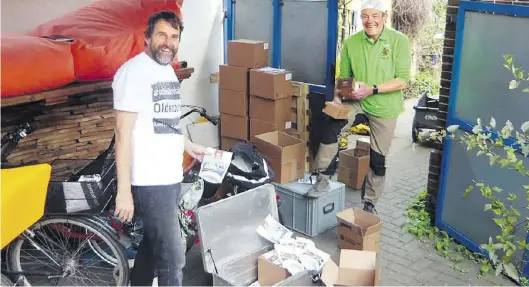  ?? BILD: HANNA BRUNKHORST ?? Mehr als 160 Kilogramm Schokolade sind in Oldenburg angekommen. Martin Bruns (rechts) holte 50 davon für die Schokofahr­t Wildeshaus­en ab. Die restliche Schokolade verteilte Dieter Hannemann an die sieben Geschäfte.