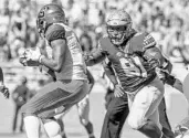  ?? MARK WALLHEISER/ASSOCIATED PRESS ?? Florida State defensive tackle Derrick Nnadi, right, is one of 17 Seminoles who will be honored during today’s game.