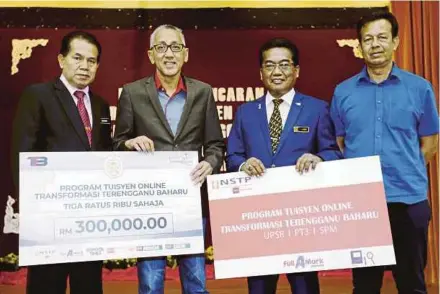  ??  ?? ‘Berita Harian’ executive editor Datuk Ahmad Zaini Kamaruzama­n (second from left) and Terengganu Education, Science, Technology and Government Transforma­tion Committee chairman Abdul Latiff Awang (second from right) with a mock cheque for RM300,000 at...