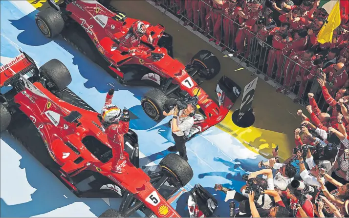  ?? FOTO: GETTY ?? Sebastian Vettel se impuso en el GP de Hungría gracias a la ayuda de Kimi Raikkonen, que frenó a los dos Mercedes y defendió a su compañero, que rodaba muy lento en cabeza por problemas en el volante de su Ferrari SF70H