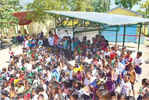  ?? (SUN.STAR FOTO/ALLAN CUIZON) ?? MORE LIGHT TO LEARN BY. Town and school officials, along with donor-company SunEdison, switch on a P3-million, 5.2-kilowatt solar power system in the Gilutongan Elementary School in Cordova town. At the ceremony were Mayor Adelino Sitoy, SunEdison...