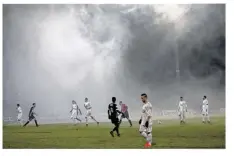  ??  ?? Le but victorieux des Angevins s’est inscrit dans la fumée des fumigènes allumées par leurs supporters.