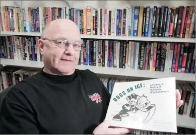  ?? GORD WALDNER/THE Starphoeni­x ?? Saskatoon sportsman of the year Bill Seymour has an incredible book collection. His favourite: Dogs on Ice ... of course!