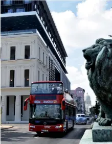  ??  ?? Los autobuses turísticos llevan a los principale­s sitios de interés de la ciudad.