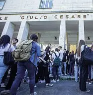  ?? ?? L’entrata del liceo Giulio Cesare, a corso Trieste
