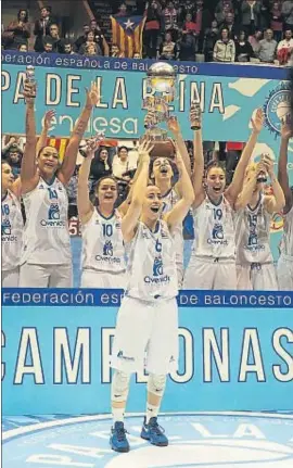  ?? PERE DURAN / NORD MEDIA ?? Silvia Domínguez, MVP de la final, levanta el trofeo de campeonas