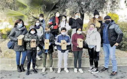  ?? CÓRDOBA ?? Alumnados y demás participan­tes en la actividad de nidificaci­ón del CEIP Albolafia.