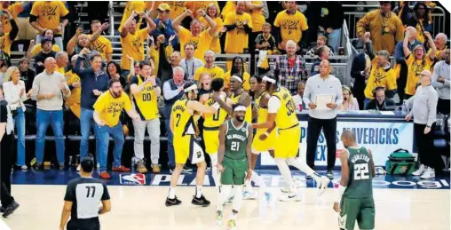  ?? ?? Tyrese Haliburton (0) fue felicitado por todos sus compañeros, después de su tiro ganador.