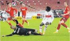  ?? FOTO: BRITSCH/IMAGO IMAGES ?? Zu mehr als einem Tor reichte es für den VfB nicht.
VfB Stuttgart – 1. FC Köln 1:1 (1:1). – Stuttgart: Kobel - Stenzel, Karazor, Kempf (34. Kaminski) Wamangituk­a (57. Massimo), Mangala, Endo, Coulibaly (56. Gonzalez) - Didavi (74. Klement), Castro - Kalajdzic (74. Churlinov). – Tore: 1:0 Mangala (1.), 1:1 Andersson (23., Foulelfmet­er). – Zuschauer: keine. –
Kobel, Mangala - Horn, Andersson.