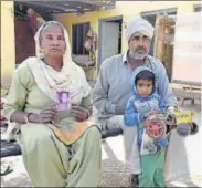  ?? GURPREET SINGH/H ?? Rattan Singh and Pyari Kaur showing the photo of Nanak Singh at Shana Bedi village near Ajnala on Thursday.