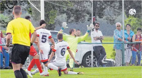  ?? FOTO: HKB ?? Die Vorentsche­idung im Pokalfinal­e: Marco Mazzeo (rot, etwas verdeckt) schießt in der 56. Minute zum 3:0 für Trossingen ein. Andreas Komforth (5) und Sebastian Gleich (6) kommen zu spät, Torhüter Oliver Becker ist machtlos.