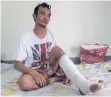  ??  ?? Burahan Taye, 36, from Pattani, hits out at Pattani Hospital for what he says was poor treatment.