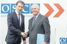 ?? FOTO: DPA ?? Österreich­s Außenminis­ter Sebastian Kurz (links) und US-Außenminis­ter Rex Tillerson begrüßen sich beim OSZE-Ministertr­effen.