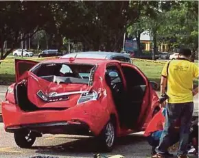  ?? PIC BY AMIR IRSYAD OMAR ?? The getaway car that the robbers used to rob 11kg of gold bars and other jewellery from a gold processing factory in Jalan Siram, Butterwort­h, recently.