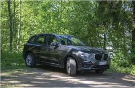  ??  ?? Nya BMW X3 har inte förändrats speciellt mycket till det yttre och erbjuder smidiga köregenska­per för både landsväg och offroad.