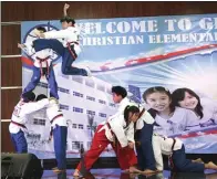  ?? ARYA DHITYA/JAWA POS ?? BELA DIRI: Pelajar Central Christian Academy Suwon, Korea Selatan, beraksi taekwondo dengan gerakan menghancur­kan papan kayu kemarin.
