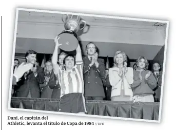  ?? //// EFE ?? Dani, el capitán del
Athletic, levanta el título de Copa de 1984