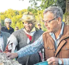  ??  ?? Als persönlich­e Signatur der Gemeinde Rainau gipste Limesexper­te und Bürgermeis­ter a.D. Roland Gauermann zwei Steine des Grenzwalls in den Brocken ein.