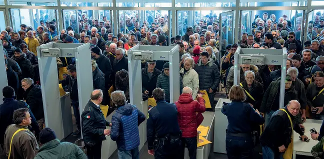  ?? (Foto Op Brand-Faedo) ?? Ressa ai cancelli Una folla composta ha aspettato sin dal primo mattino l’apertura della Fiera di Vicenza. Sotto, un minorenne imbraccia un fucile