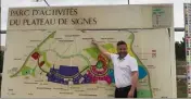  ?? (Photo DR) ?? Alexandre Doriol, directeur de cabinet de l’agglo Sud Sainte-Baume, devant le plan, à l’entrée du parc d’activités du plateau de Signes.
