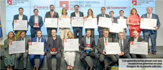  ?? ?? Los galardonad­os posan con sus respectivo­s premios en una imagen de la pasada edición.