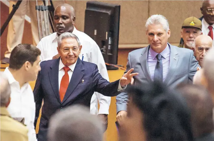  ??  ?? ► Raúl Castro junto a Miguel Díaz-Canel, en la sesión de ayer de la Asamblea Nacional del Poder Popular, en La Habana.